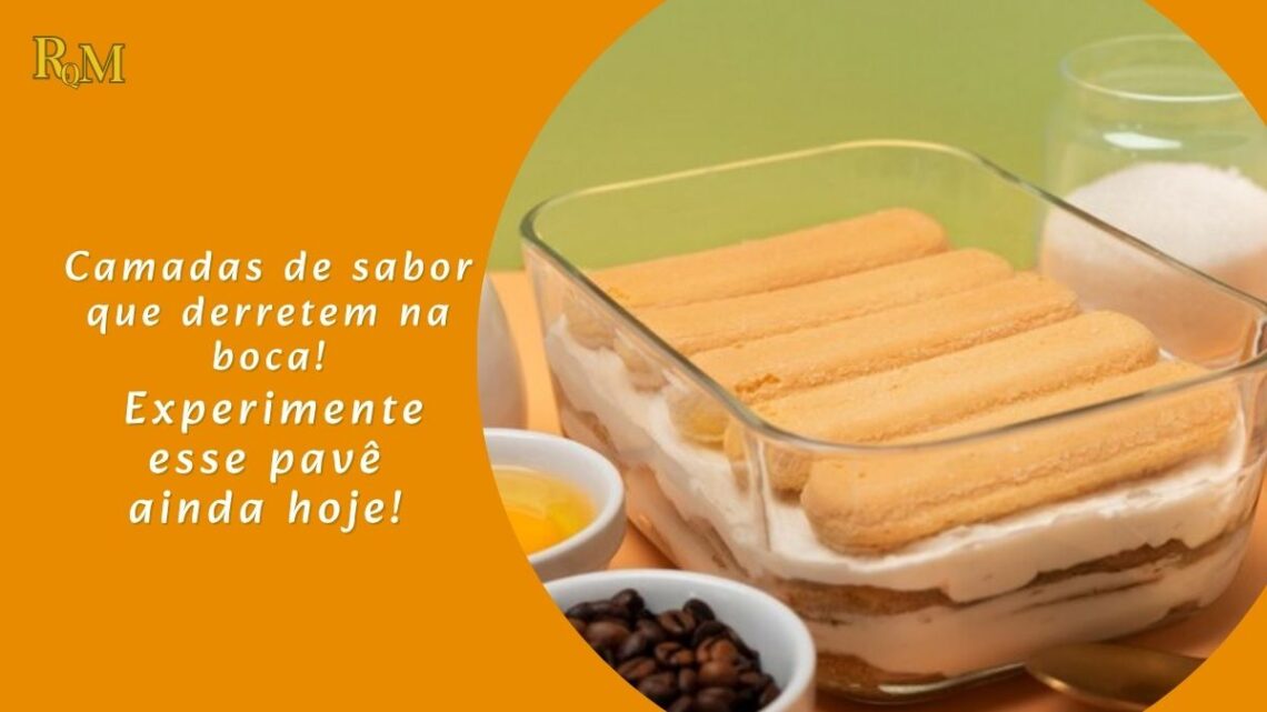 Pavê cremoso montado em travessa de vidro com camadas de biscoito e creme, decorado com raspas de chocolate