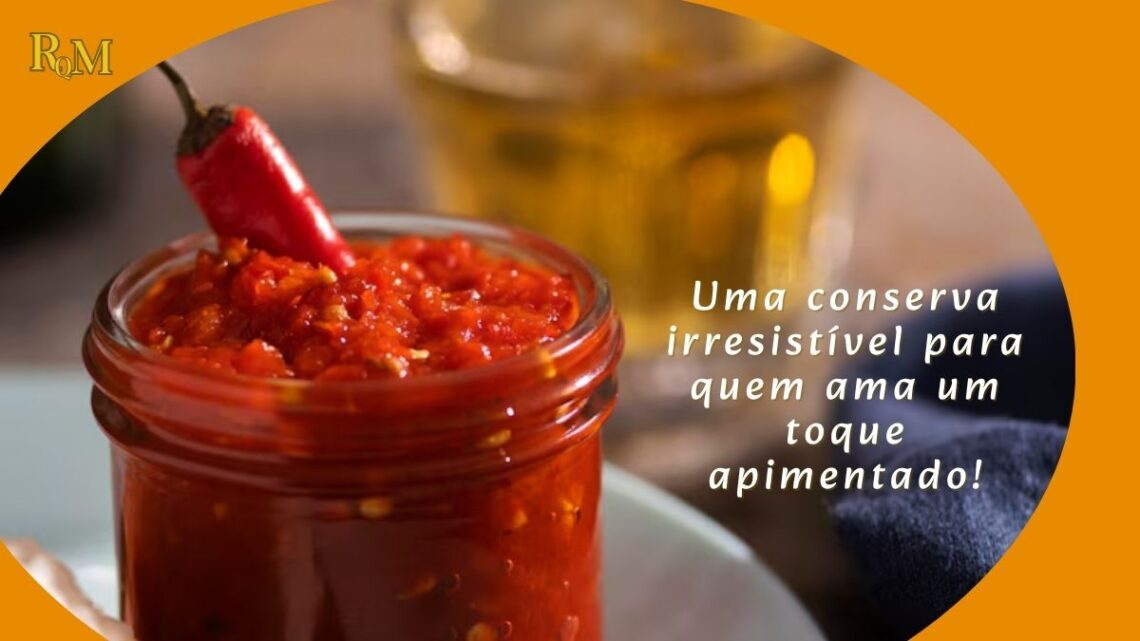 Vidro de conserva com pimentas tabasco vermelhas mergulhadas em líquido cristalino