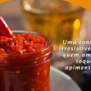 Vidro de conserva com pimentas tabasco vermelhas mergulhadas em líquido cristalino