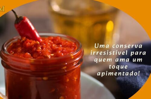 Vidro de conserva com pimentas tabasco vermelhas mergulhadas em líquido cristalino