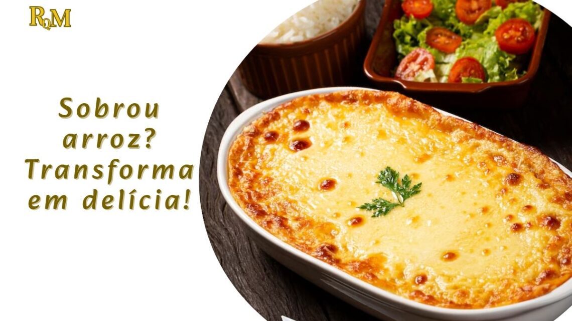 Travessa com arroz de forno cremoso recém-saído do forno, com queijo derretido e gratinado por cima, em uma mesa rústica com colher de servir ao lado.