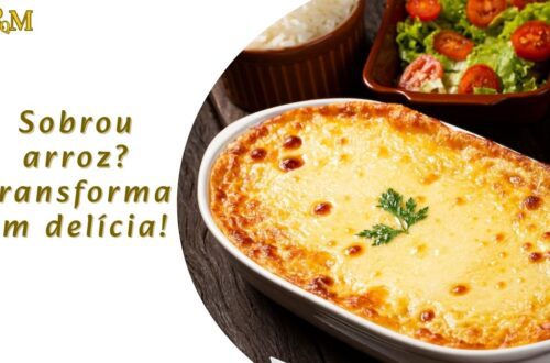 Travessa com arroz de forno cremoso recém-saído do forno, com queijo derretido e gratinado por cima, em uma mesa rústica com colher de servir ao lado.