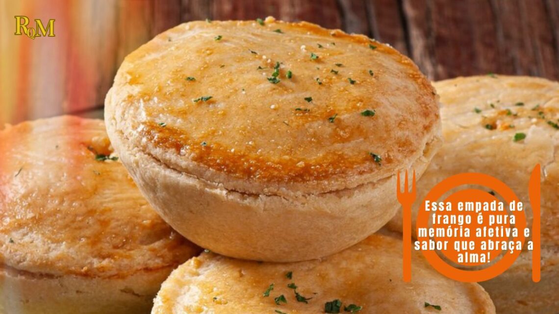 Empada de frango com massa dourada e recheio cremoso servida em prato decorado