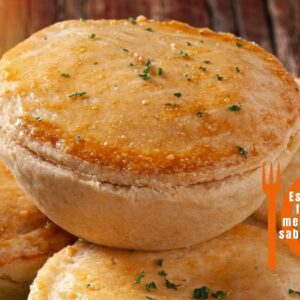 Empada de frango com massa dourada e recheio cremoso servida em prato decorado