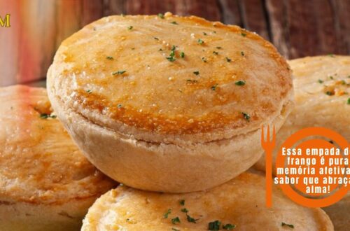 Empada de frango com massa dourada e recheio cremoso servida em prato decorado