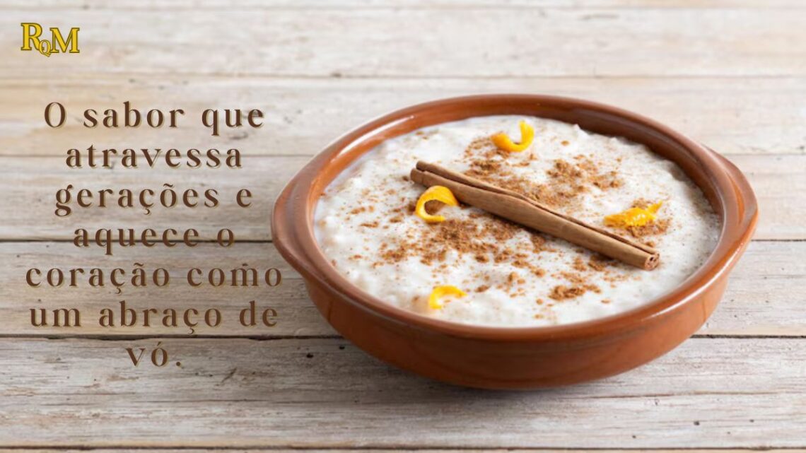 Tigela rústica com arroz doce tradicional polvilhado com canela e colher de madeira ao lado