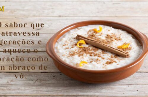 Tigela rústica com arroz doce tradicional polvilhado com canela e colher de madeira ao lado
