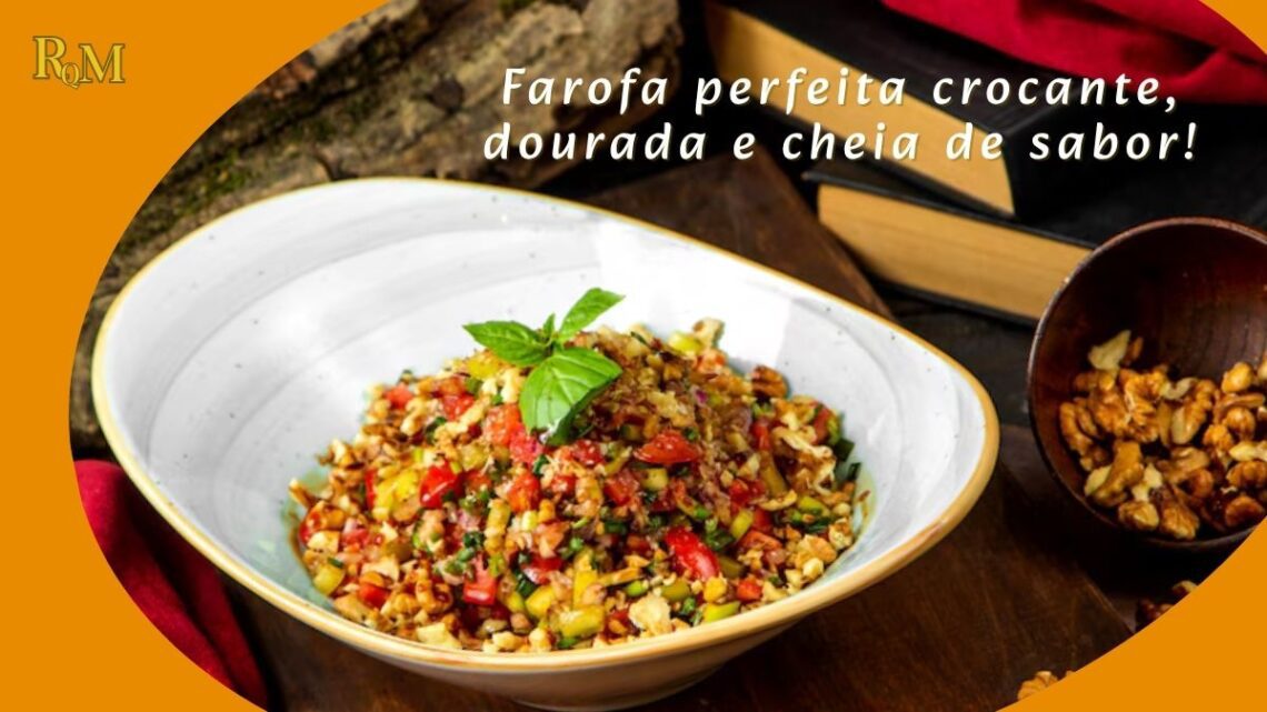 Prato de farofa dourada em uma tigela de barro com colher de madeira