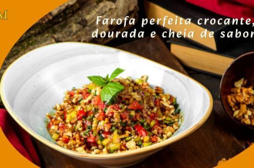 Prato de farofa dourada em uma tigela de barro com colher de madeira