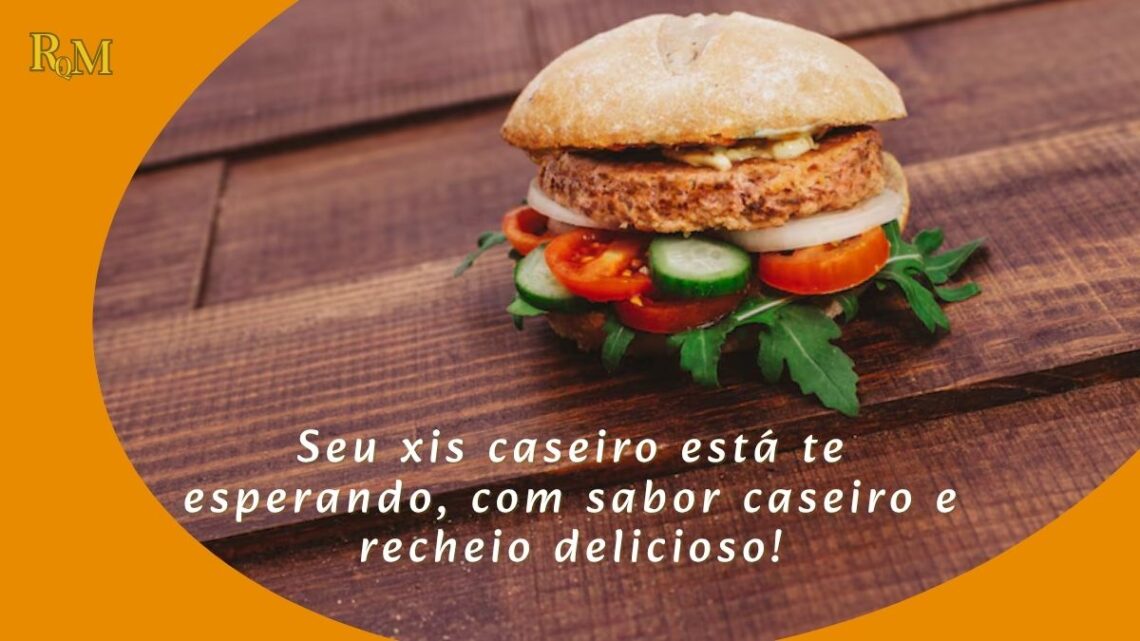 Xis caseiro com pão artesanal recheado de queijo e hambúrguer suculento