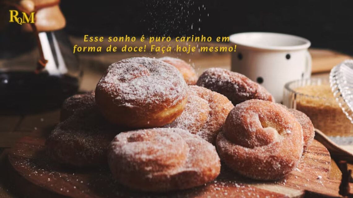 Sonho frito com açúcar por cima e recheio cremoso escapando Sonho cortado ao meio com o recheio vazando e polvilhado com açúcar, em fundo neutro e boa iluminação.