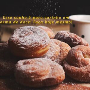 Sonho frito com açúcar por cima e recheio cremoso escapando Sonho cortado ao meio com o recheio vazando e polvilhado com açúcar, em fundo neutro e boa iluminação.