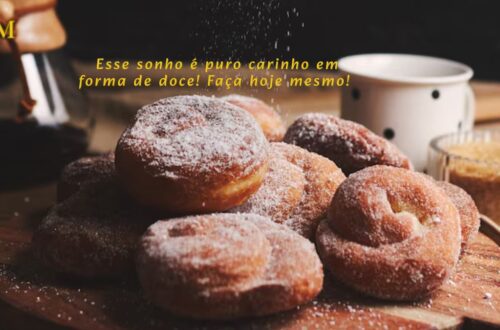 Sonho frito com açúcar por cima e recheio cremoso escapando Sonho cortado ao meio com o recheio vazando e polvilhado com açúcar, em fundo neutro e boa iluminação.