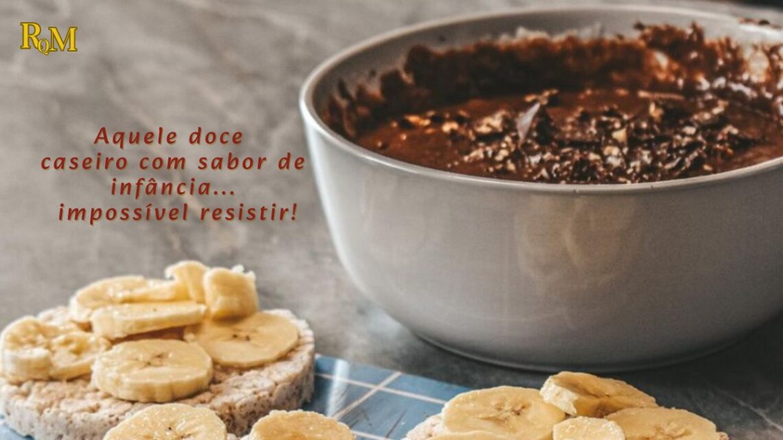 doce de banana caseiro cremoso servido em pote de vidro com colher