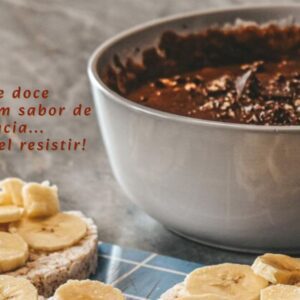 doce de banana caseiro cremoso servido em pote de vidro com colher