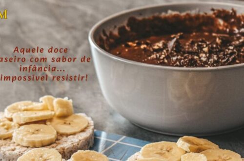 doce de banana caseiro cremoso servido em pote de vidro com colher